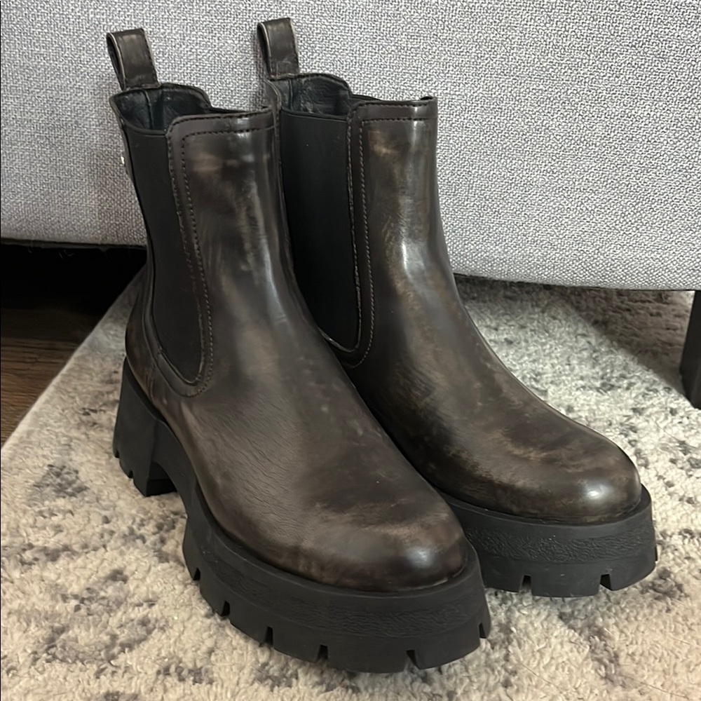 NWOT Dark Brown Steve Madden Chelsea Boots Women’s size 11